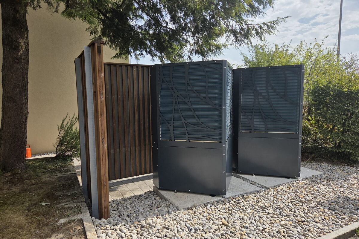 Neue Lambda EU35L Luft-Wasser-Waermepumpe installiert von Steiner HTK GmbH in Bremgarten