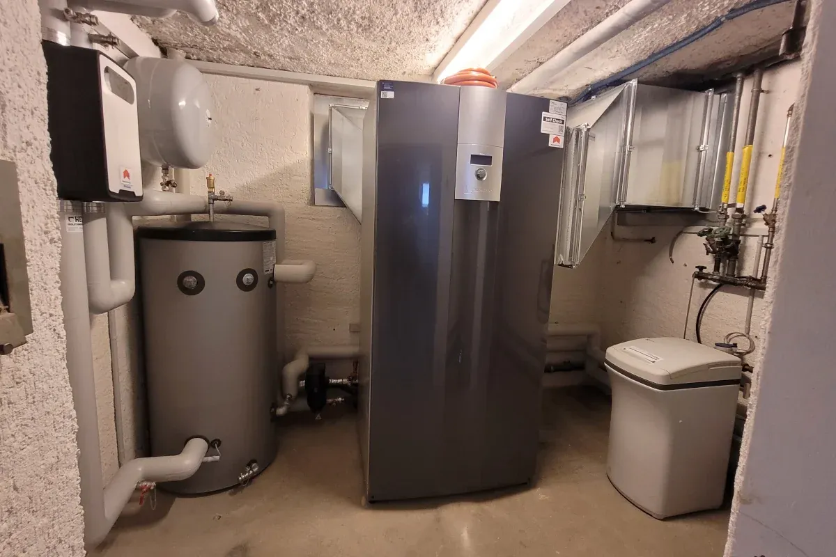 Neue innenaufgestellte Luft-Wasser-Waermepumpe alpha-innotec LWCV 122 in Olten