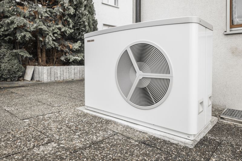 Moderne, hochwertige Wärmepumpe im Außenbereich eines gepflegten Hauses für umweltfreundliches Heizen