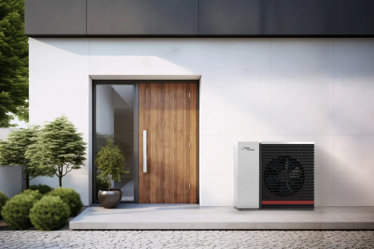 alpha innotec Hybrox 11-16 Monoblock Luft-Wasser-Wärmepumpe montiert an einer Hauswand